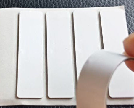 Étiquettes RFID UHF passives Étiquettes de sécurité dans une imprimante Zebra flexible pour la gestion des actifs