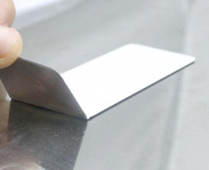 Étiquettes RFID UHF passives Étiquettes de sécurité dans une imprimante Zebra flexible pour la gestion des actifs
