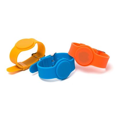 Des bracelets RFID en silicone colorés avec paiement sans espèces, des bracelets RFID pour les événements