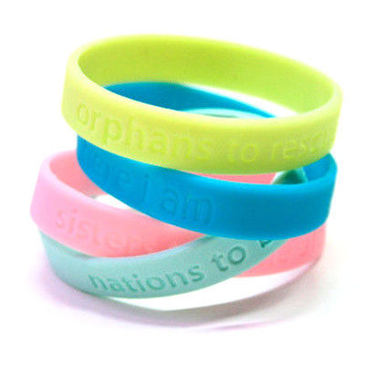 Des bracelets RFID en silicone pour le contrôle d'accès, des bracelets RFID étanches, des bracelets NFC avec imprimé de logo