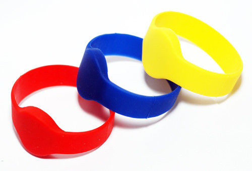 Des bracelets RFID en silicone pour le contrôle d'accès, des bracelets RFID étanches, des bracelets NFC avec imprimé de logo