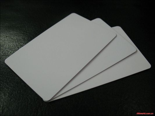 540 octets Mémoire PVC Carte RFID NFC 13,56 MHz Avec une épaisseur de 0,8 mm à 0,84 mm