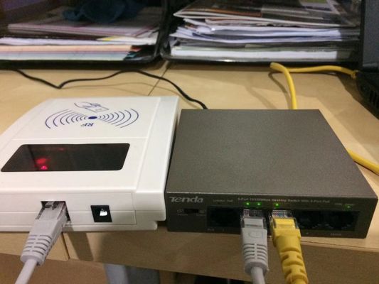 Utilisation sur ordinateur de bureau TCP RFID Proximité POE Lecteur de carte Écrivain avec écran LCD